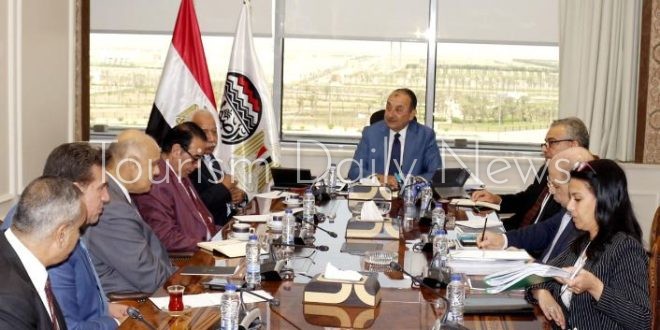 وزير قطاع الأعمال يلتقي ممثلي اتحاد نقابات عمال مصر بالشركات القابضة