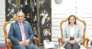 رئيس جهاز حماية المستهلك ابراهيم السجيني مع الدكتورة جاكلين عازر محافظ البحيرة