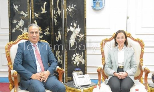 رئيس جهاز حماية المستهلك ابراهيم السجيني مع الدكتورة جاكلين عازر محافظ البحيرة