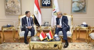 الدكتور سامح الحفني وزير الطيران المدني ، السفير دومينيك جوه سفير سنغافورة لدى مصر