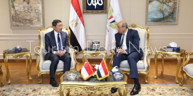 الدكتور سامح الحفني وزير الطيران المدني ، السفير دومينيك جوه سفير سنغافورة لدى مصر