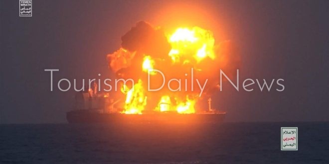 الحوثيون يبثون مشاهد إحتراق سفينة يونانية متعاونة مع اسرائيل بالبحر الأحمر