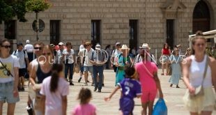 ملقا الإسبانية تطالب السياح البريطانيين بالإحتشام وارتداء ملابسهم