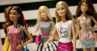 نوكيا تطلق هاتف باربي الوردي القابل للطي بمناسبة الذكرى 65 لأيقونة الدمى