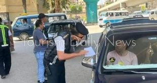 مرور سوهاج يقر ملصقًا على الزجاج يحدد تعريفة التاكسي داخل المدينة