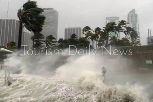 إعصار هيلين يهدد فلوريدا ويتحول إلى عاصفة شديدة وأمواج عاتية