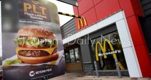 لافتة تروج لبرغر PLT من ماكدونالدز