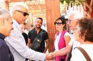 محافظ أسوان يتفقد السوق السياحى القديم ويلتقى العديد من الأفواج