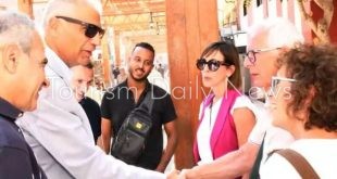 محافظ أسوان يتفقد السوق السياحى القديم ويلتقى العديد من الأفواج