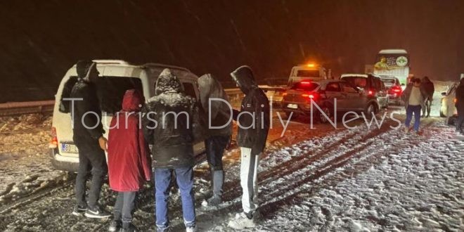 تساقط الثلوج يشل المرور في الأناضول واضطرابات على الطريق السريع في بولو
