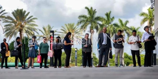 تباطؤ نمو الوظائف في الولايات المتحدة وسط اضطرابات العمال والأعاصير