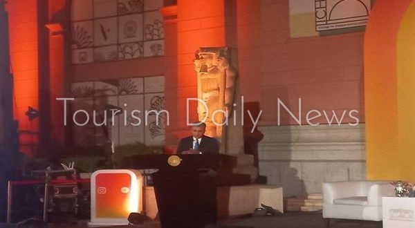 شريف فتحي وزير السياحة والآثار في المتحف المصري بالتحرير
