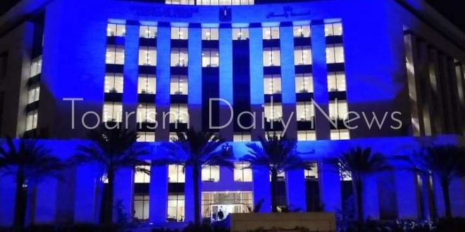 الصحة تحتفل بيوم السكر العالمي بإضاءة مبنى الوزارة باللون الأزرق