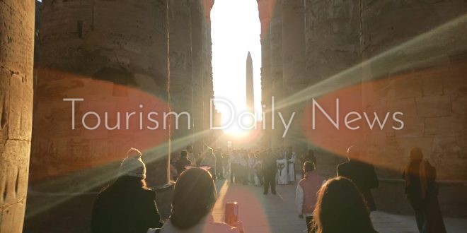 سياح العالم يشاهدون تعامد الشمس على معابد الكرنك