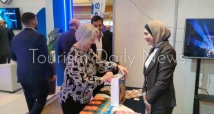 السياحة توزع هدايا تذكارية على زوار جناحها بالأسبوع الكويتي بمصر