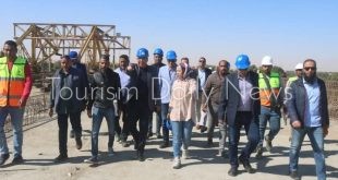نائب وزير النقل يتابع العمل في محور دراو التنموي بأسوان