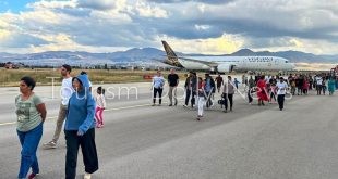 الطيران العاري .. المسافرون يتخلصون من ملابسهم بسبب أسعار الشحن بالطائرات