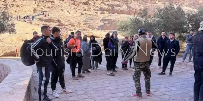 توافد السائحين من مختلف جنسيات العالم لزيارة المقاصد السياحية الدينية والأثرية