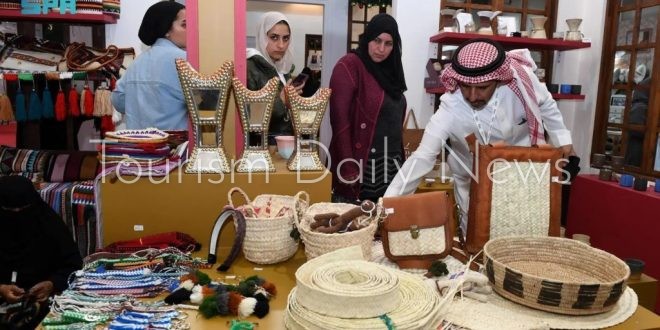 الهيئة العامة للتراث تعرض مجموعة متنوعة من المنتجات اليدوية في تراثنا 2024