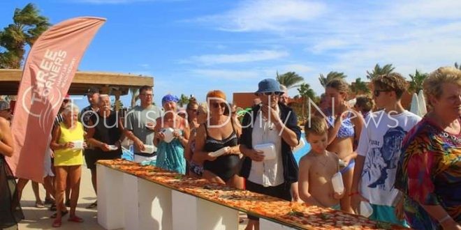 أطول بيتزا بطول 20 متر في مهرجان فريد على شواطئ مرسى علم
