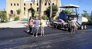 محافظ أسوان يتابع رصف طريق لربط إدفو والمدن السياحية بالغردقة ومرسى علم