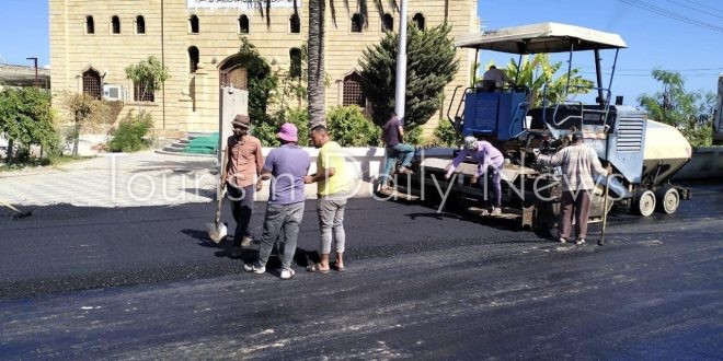 محافظ أسوان يتابع رصف طريق لربط إدفو والمدن السياحية بالغردقة ومرسى علم