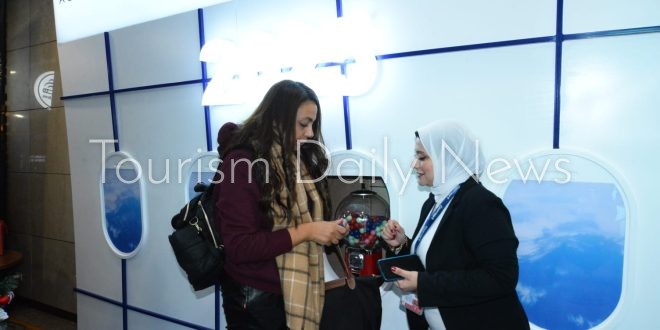 مصر للطيران تحتفل مع المسافرين بمطار القاهرة وعلي الطائرات بالعام الجديد