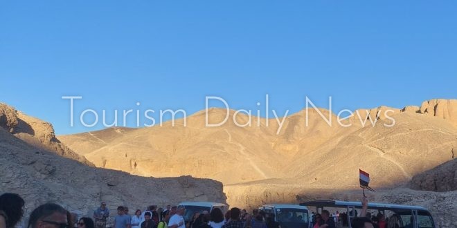 إقبال سياحى كبير على وادى الملوك ومعبد حتشبسوت مع دفء الشمس ونسمات الصباح
