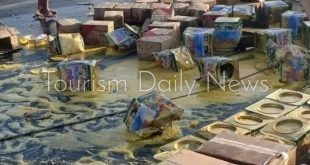 انقلاب تريلا محملة بالمواد الغذائية على طريق الزعفرانة - غارب