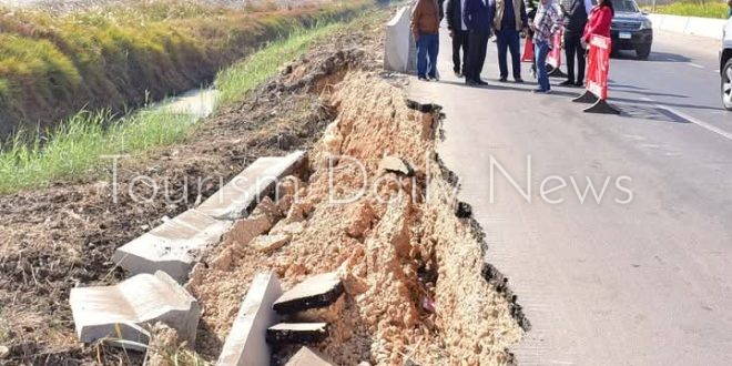 محافظ الأقصر يتفقد موقع إنهيار الطريق بمحور سمير فرج