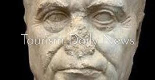 الكشف عن رأس تمثال رخامي لرجل كبير في العمر من العصر البطلمي بالإسكندرية