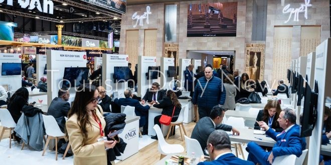 شاشات كبيرة لعرض مواد وأفلام ترويجية للمقاصد المصرية بمعرض FITUR2025