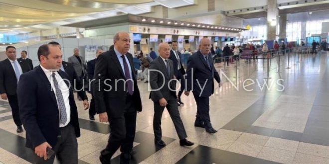 انتظام التشغيل وحركة الركاب بصالات السفر والوصول في مطار القاهرة