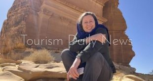 مستكشفة بريطانية تخوض مغامرة تاريخية بعبور السعودية سيرًا على الأقدام