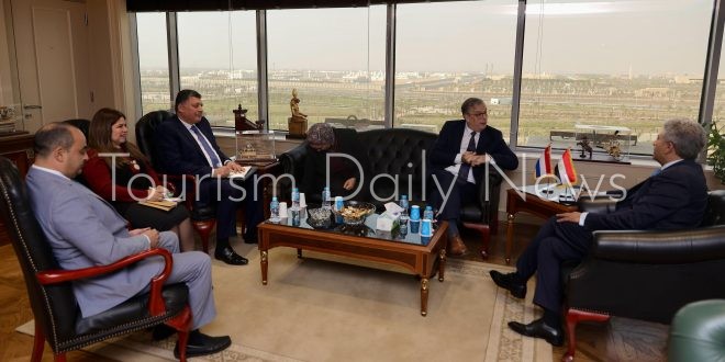 فتحي يستعرض مؤشرات الحركة السياحية الوافدة من هولندا إلى مصر وآليات الجذب