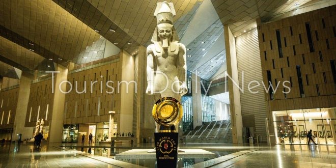 وفد من FIFA يزور المتحف الكبير بمصاحبة كأس العالم للأندية