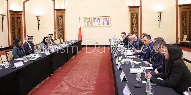 البحرين تعرض على فرنسا فرص الاستثمار في البنية التحتية السياحية والضيافة