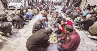 فوق الأنقاض .. الفلسطينيون يقيمون إفطارًا جماعيًا للتأكيد على الصمود