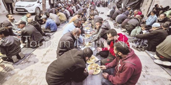فوق الأنقاض .. الفلسطينيون يقيمون إفطارًا جماعيًا للتأكيد على الصمود
