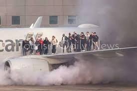 اشتعال النيران في طائرة للخطوط الأمريكية بعد هبوطها على مدرج مطار دنفر