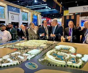 وزير السياحة والآثار يتجول داخل جناح مصر المُشارك في معرض سوق السفر العربي