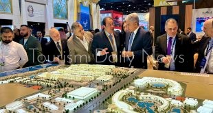 وزير السياحة والآثار يتجول داخل جناح مصر المُشارك في معرض سوق السفر العربي