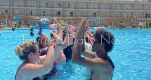 توافد السياح وضيوف مصر على شواطئ الغردقة رغم تحذيرات العاصفة الرملية