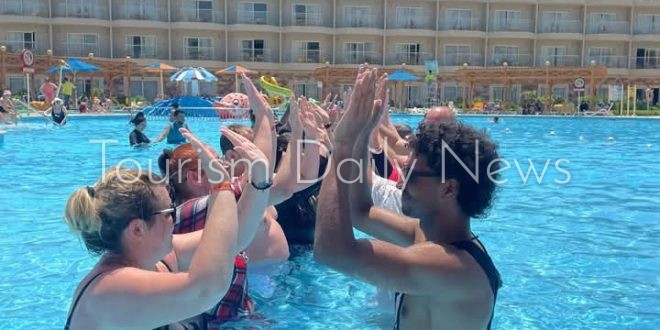 توافد السياح وضيوف مصر على شواطئ الغردقة رغم تحذيرات العاصفة الرملية