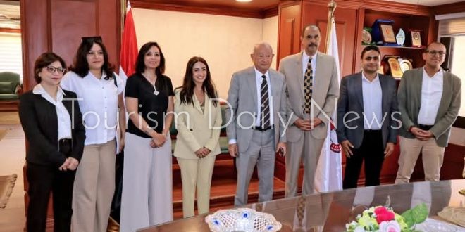 ساويرس يبحث فرص الاستثمار بسوهاج ويناقش مع المحافظ نتائج مشروع دار وسلامة
