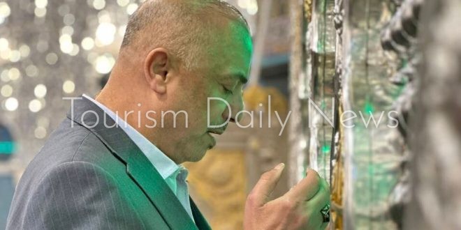 سفير بغداد يزور مرقد السيدة زينب بدمشق