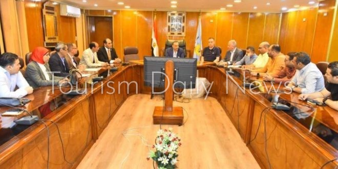 تحسين السياحة النيلية أمام محافظ أسيوط وأصحاب شركات السياحة بالمحافظة
