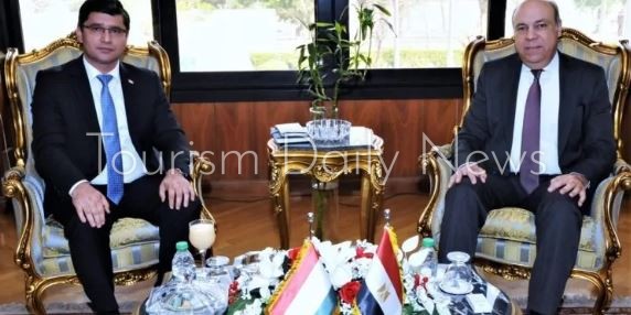 تطوير التعاون في النقل الجوي لتعزيز الحركة السياحية بين مصر وطاجيكستان