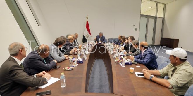 تفاصيل اجتماع فتحي مع المرشدين وغرفة الشركات وأوراسكوم حول تشغيل الأهرامات
