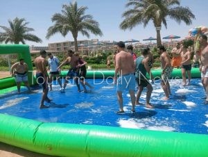 كرة القدم على الصابون فعالية ترفيهية مشوّقة على شواطئ الغردقة